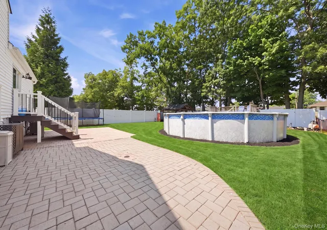 Photo 4 of Single family home for sale at 422 Park Ln, Oyster Bay, NY 11762 | MLS# 1030423 | Listing updated on 2026-09-12