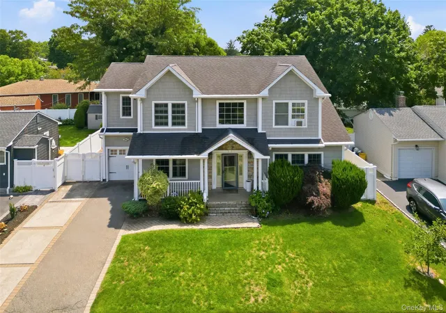 Photo 3 of Single family home for sale at 19 Manetto Dr, Oyster Bay, NY 11803 | MLS# 1031606 | Listing updated on 2026-09-13