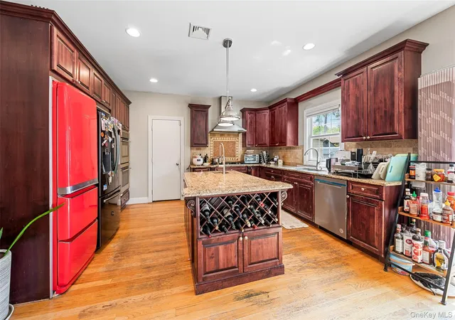 Photo 3 of Single family home for sale at 19 Manetto Dr, Oyster Bay, NY 11803 | MLS# 1031606 | Listing updated on 2026-09-13