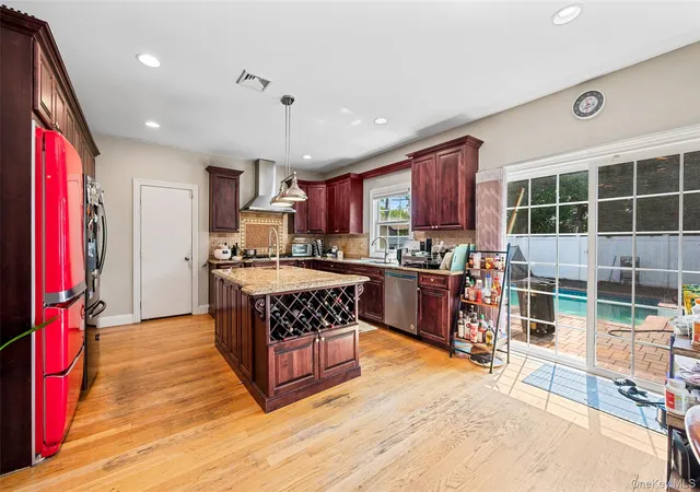 Photo 4 of Single family home for sale at 19 Manetto Dr, Oyster Bay, NY 11803 | MLS# 1031606 | Listing updated on 2026-09-13