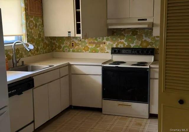 Photo 2 of Sale Pending at 204 Springmeadow Dr #G, Islip, NY 11741 | MLS# 1032177 | Listing updated on 2026-09-11