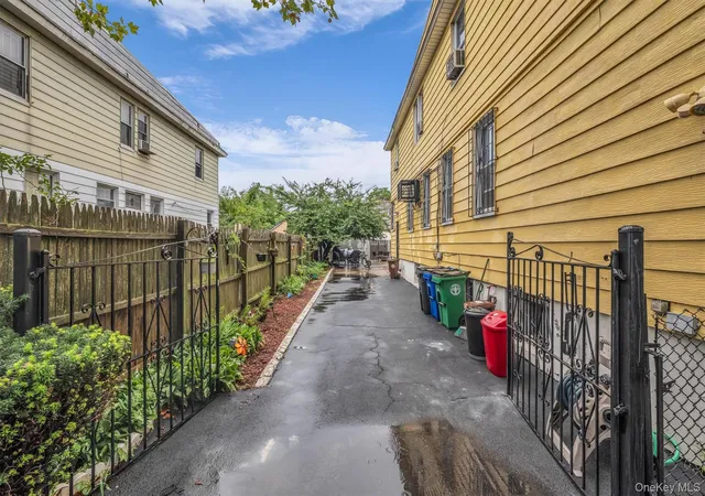 Photo 4 of Single family home for sale at 11510 Van Wyck Expy, New York, NY 11420 | MLS# 1032388 | Listing updated on 2026-09-13