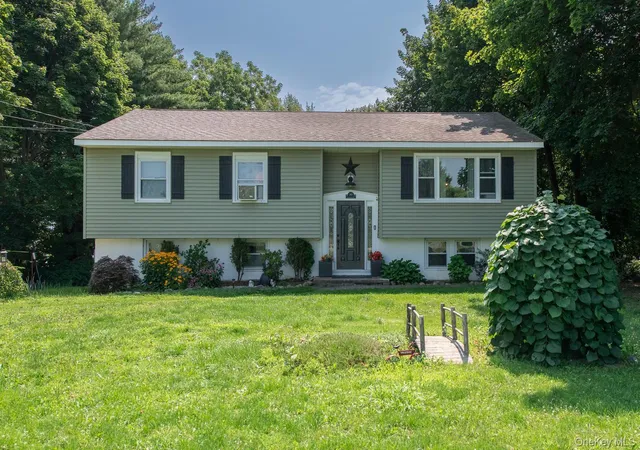 Photo 1 of Single family home for sale at 10 Lakeview Ct, La Grange, NY 12603 | MLS# 1032439 | Listing updated on 2026-09-17