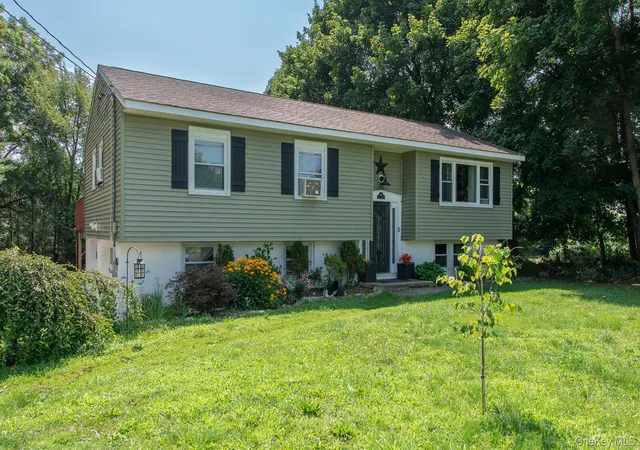 Photo 3 of Single family home for sale at 10 Lakeview Ct, La Grange, NY 12603 | MLS# 1032439 | Listing updated on 2026-09-17