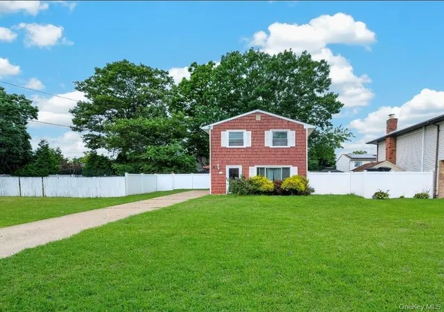 Photo 1 of Single family home for sale at 60 Lincoln Ave, Babylon, NY 11729 | MLS# 1032734 | Listing updated on 2026-09-12