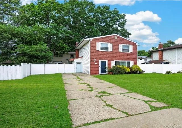 Photo 3 of Single family home for sale at 60 Lincoln Ave, Babylon, NY 11729 | MLS# 1032734 | Listing updated on 2026-09-12