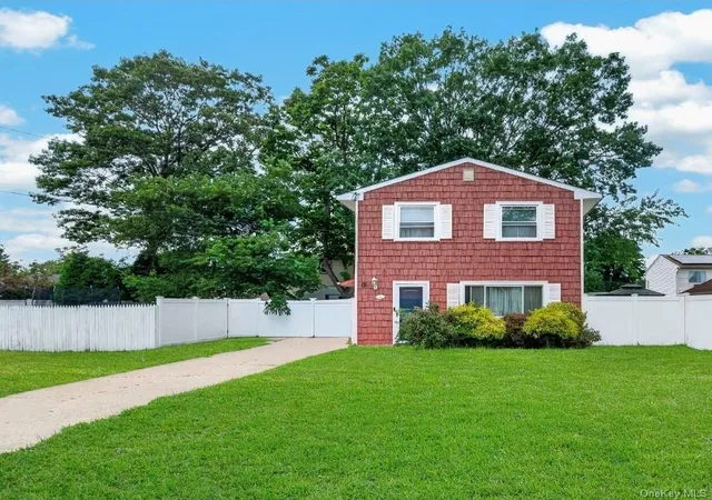 Photo 3 of Single family home for sale at 60 Lincoln Ave, Babylon, NY 11729 | MLS# 1032734 | Listing updated on 2026-09-12