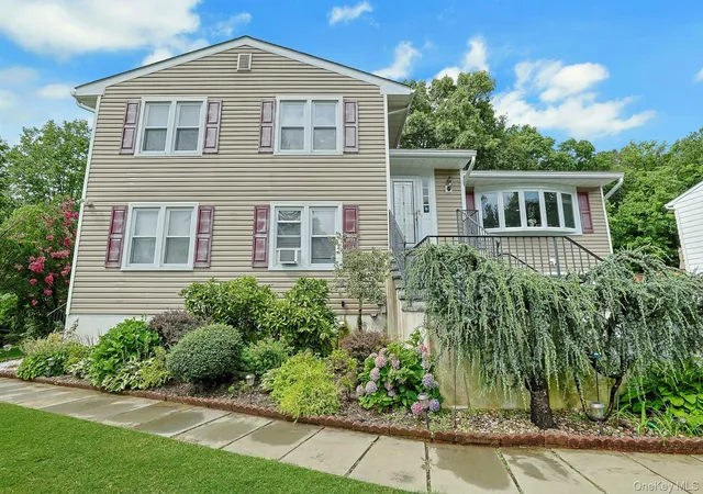 Photo 4 of Sale Pending at 7 Holly Ridge Rd, Mount Pleasant, NY 10595 | MLS# 1032856 | Listing updated on 2026-09-15
