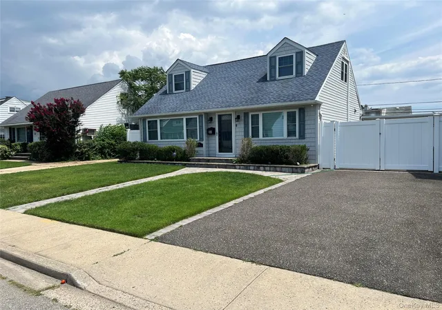 Photo 1 of Single family home for sale at 43 Crescent St, Oyster Bay, NY 11801 | MLS# 1032929 | Listing updated on 2026-09-14
