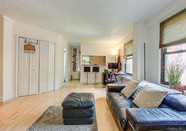 Photo 3 of Sale Pending at 161 Pearsall Dr #3F, Mount Vernon, NY 10552 | MLS# 1033168 | Listing updated on 2026-09-10