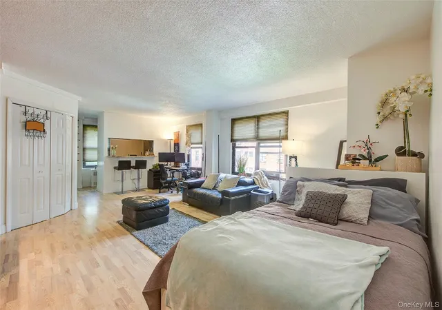 Photo 4 of Sale Pending at 161 Pearsall Dr #3F, Mount Vernon, NY 10552 | MLS# 1033168 | Listing updated on 2026-09-10
