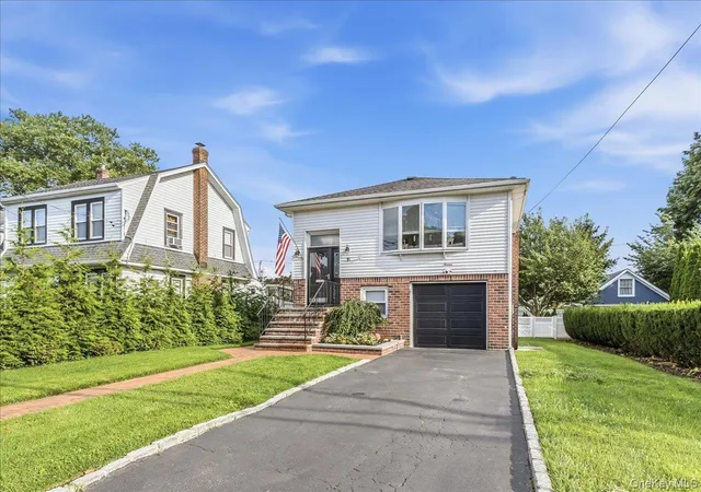 Photo 2 of Single family home for sale at 16 Netz Pl, North Hempstead, NY 11507 | MLS# 1033844 | Listing updated on 2026-09-12