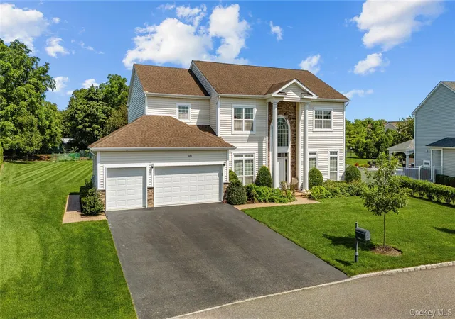 Photo 3 of Single family home for sale at 29 Hamlet Woods Dr, Smithtown, NY 11780 | MLS# 1033980 | Listing updated on 2026-09-13