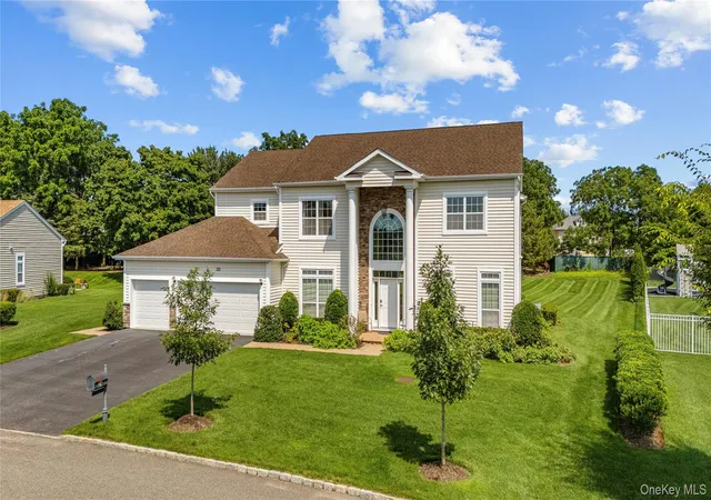 Photo 3 of Single family home for sale at 29 Hamlet Woods Dr, Smithtown, NY 11780 | MLS# 1033980 | Listing updated on 2026-10-02
