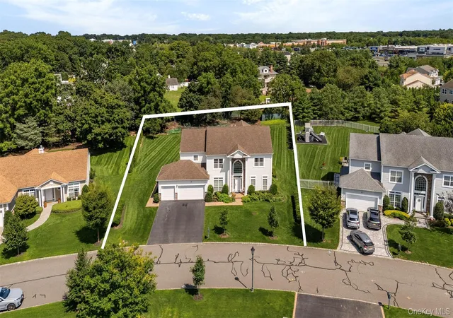 Photo 4 of Single family home for sale at 29 Hamlet Woods Dr, Smithtown, NY 11780 | MLS# 1033980 | Listing updated on 2026-10-02