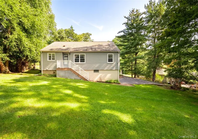 Photo 4 of Sale Pending at 31 Briarwood Dr, Clarkstown, NY 10956 | MLS# 1034246 | Listing updated on 2026-10-08