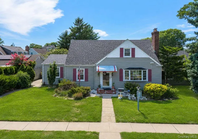 Photo 2 of Single family home for sale at 295 Ivy Ave, North Hempstead, NY 11590 | MLS# 1034366 | Listing updated on 2026-09-21