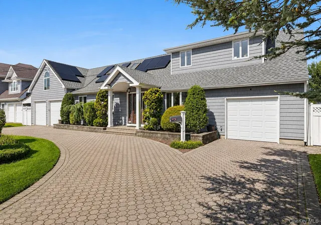 Photo 3 of Single family home for sale at 39 Jackson Pl, Oyster Bay, NY 11758 | MLS# 1034701 | Listing updated on 2026-09-11