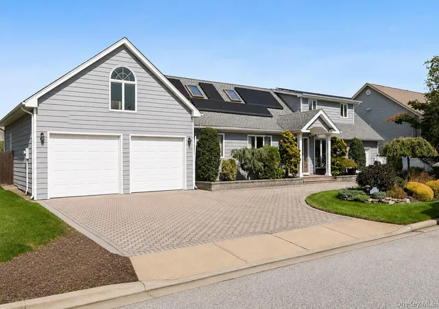 Photo 3 of Single family home for sale at 39 Jackson Pl, Oyster Bay, NY 11758 | MLS# 1034701 | Listing updated on 2026-10-09