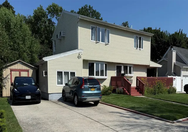 Photo 2 of Single family home for sale at 79 Elizabeth Dr, Oyster Bay, NY 11714 | MLS# 1034849 | Listing updated on 2026-09-14