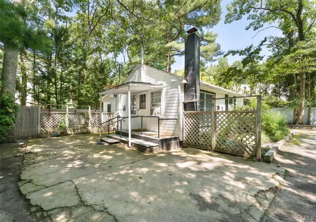 Photo 2 of Single family home for sale at 141 W Neck Rd, Southampton, NY 11968 | MLS# 1034856 | Listing updated on 2026-09-13