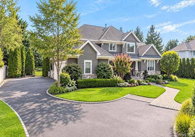 Photo 2 of Mansion for sale at 23 Jagger Ct, Huntington, NY 11747 | MLS# 1034877 | Listing updated on 2026-09-10