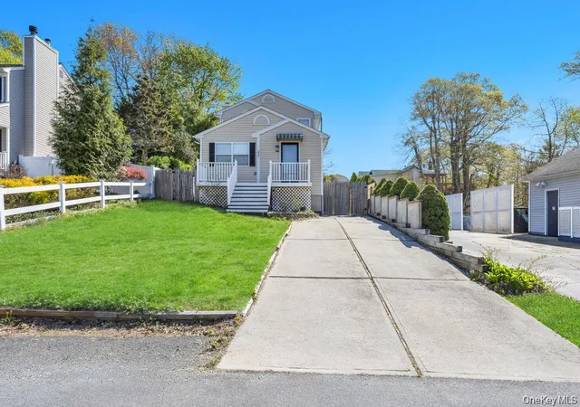 Photo 3 of Single family home for sale at 43 Comus Rd, Brookhaven, NY 11778 | MLS# 1035100 | Listing updated on 2026-09-12