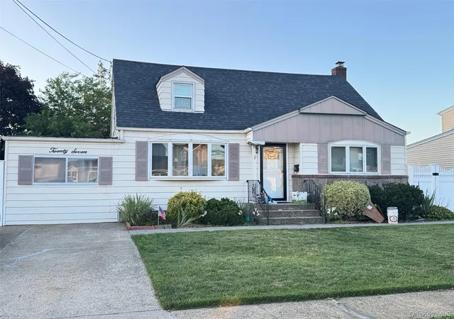 Photo 1 of Single family home for sale at 27 Edward St, Oyster Bay, NY 11714 | MLS# 1035184 | Listing updated on 2026-09-15