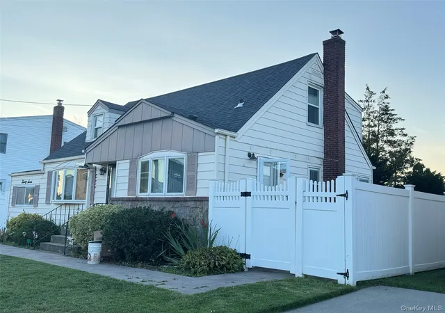 Photo 2 of Single family home for sale at 27 Edward St, Oyster Bay, NY 11714 | MLS# 1035184 | Listing updated on 2026-09-15