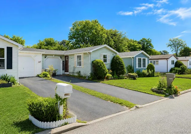 Listing Photo 4 - Condo for sale in building located at 28 Greenwood Blvd, Brookhaven, NY 11949