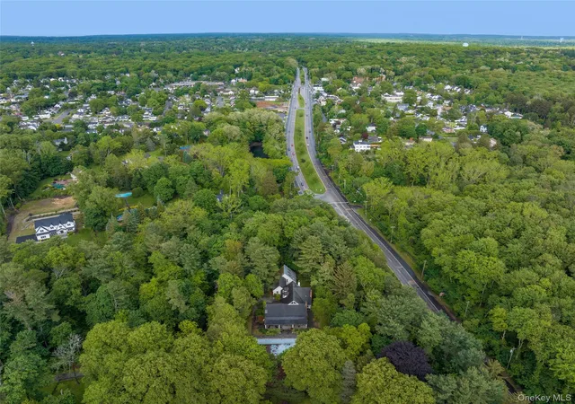 Photo 16 of Single family home for sale at 8 Woodstock Ct, Oyster Bay, NY 11771 | MLS# 1035521 | Listing updated on 2026-09-29