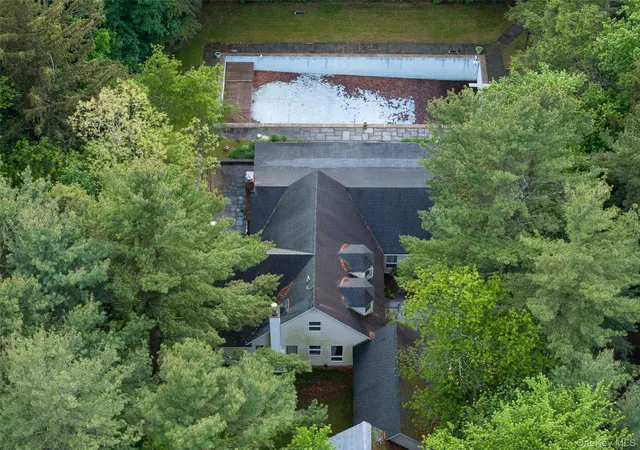 Photo 3 of Single family home for sale at 8 Woodstock Ct, Oyster Bay, NY 11771 | MLS# 1035521 | Listing updated on 2026-09-29
