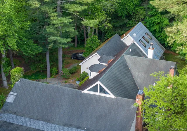 Photo 4 of Single family home for sale at 8 Woodstock Ct, Oyster Bay, NY 11771 | MLS# 1035521 | Listing updated on 2026-09-29