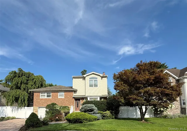 Photo 2 of Single family home for sale at 26 Kathleen Dr E, Oyster Bay, NY 11791 | MLS# 1035555 | Listing updated on 2026-09-13