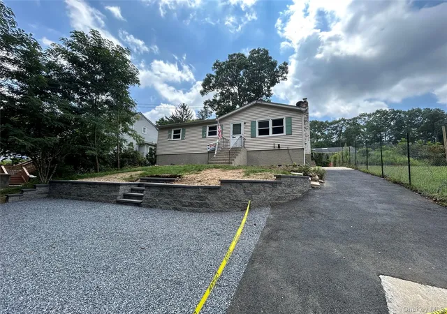 Photo 2 of Single family home for sale at 142 New York Ave, Brookhaven, NY 11789 | MLS# 1035687 | Listing updated on 2026-09-10