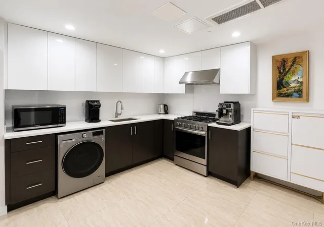 Photo 3 of Condo for sale at 158 16 79th Avenue, New York, NY 11366 | MLS# 1035869 | Listing updated on 2026-09-19