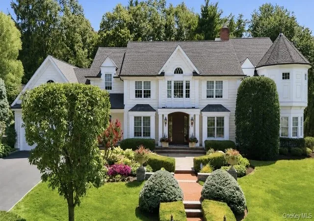 Photo 1 of Mansion for sale at 2 Kalb Ct, Huntington, NY 11746 | MLS# 1035997 | Listing updated on 2026-09-10