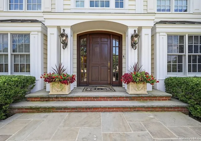 Photo 3 of Mansion for sale at 2 Kalb Ct, Huntington, NY 11746 | MLS# 1035997 | Listing updated on 2026-09-10