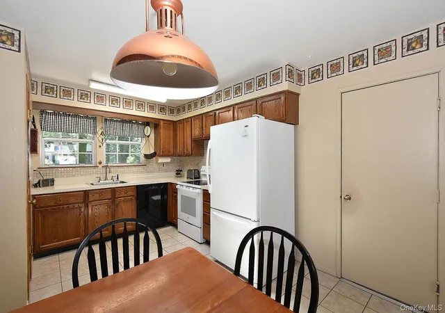 Photo 3 of Sale Pending at 273 Deer Rd, Brookhaven, NY 11779 | MLS# 1036042 | Listing updated on 2026-09-15