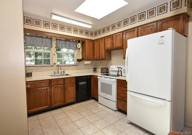 Photo 4 of Sale Pending at 273 Deer Rd, Brookhaven, NY 11779 | MLS# 1036042 | Listing updated on 2026-09-15