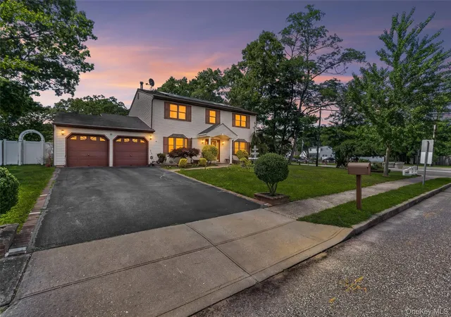 Photo 1 of Single family home for sale at 4 Winding Ln, Islip, NY 11749 | MLS# 1036164 | Listing updated on 2026-09-12