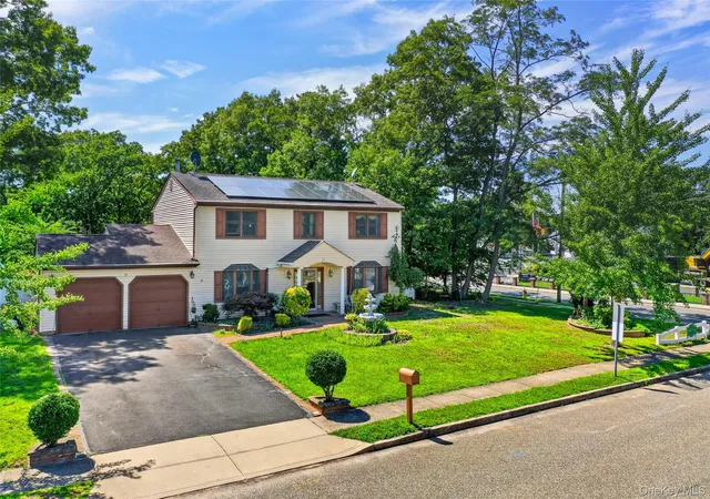 Photo 2 of Single family home for sale at 4 Winding Ln, Islip, NY 11749 | MLS# 1036164 | Listing updated on 2026-09-12