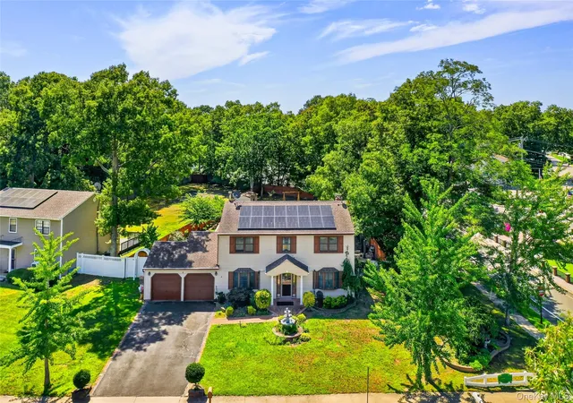 Photo 3 of Single family home for sale at 4 Winding Ln, Islip, NY 11749 | MLS# 1036164 | Listing updated on 2026-09-12