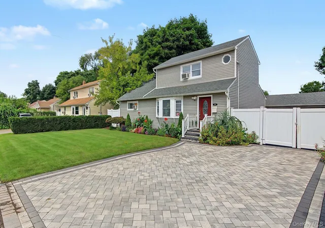 Photo 1 of Single family home for sale at 95 E Booker Ave, Babylon, NY 11798 | MLS# 1036248 | Listing updated on 2026-09-12