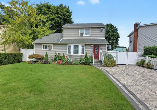 Photo 2 of Single family home for sale at 95 E Booker Ave, Babylon, NY 11798 | MLS# 1036248 | Listing updated on 2026-09-12