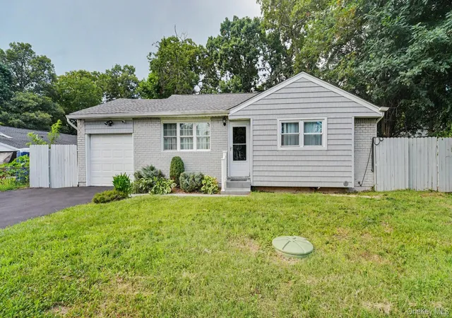 Photo 1 of Single family home for sale at 32 Lake Pl, Babylon, NY 11798 | MLS# 1036539 | Listing updated on 2026-09-10