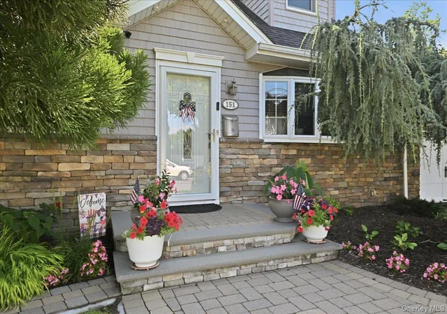 Photo 4 of Sale Pending at 151 New York Ave, Babylon, NY 11704 | MLS# 1037020 | Listing updated on 2026-09-10