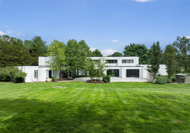 Photo 3 of Sale Pending at 1 Vista Dr, Oyster Bay, NY 11791 | MLS# 1037102 | Listing updated on 2026-10-01