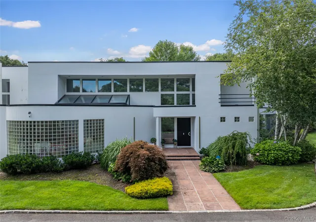 Photo 3 of Sale Pending at 1 Vista Dr, Oyster Bay, NY 11791 | MLS# 1037102 | Listing updated on 2026-10-01
