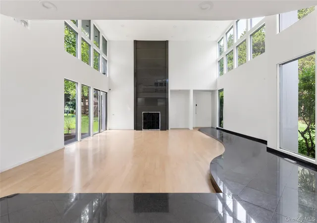 Photo 4 of Sale Pending at 1 Vista Dr, Oyster Bay, NY 11791 | MLS# 1037102 | Listing updated on 2026-10-01